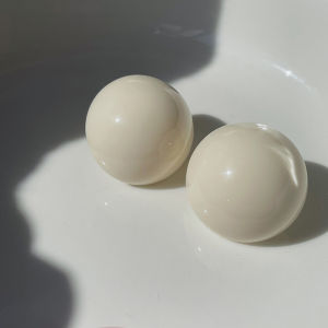 French Style round Resin Earrings Silver Needle Powdered Milk White Vintage Hong Kong Style Elegant Ear Studs Womens Fashion Jewelry