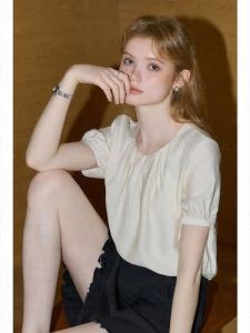 KUHNMARVIN | Áo Blouse Dập Ly Phong Cách Minimalist Cho Người Đi Làm Nữ Tay Ngắn