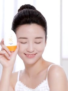 UV SUNSCREEN ครีมกันแดด SPF50 PA+++ กันแดด ซึมไว ไม่มัน ไม่อุดตัน สำหรับผิวแพ้ง่าย กันแดดทาหน้า กันแดดทาตัว กัน UV สูตรกันน้ำ 60g