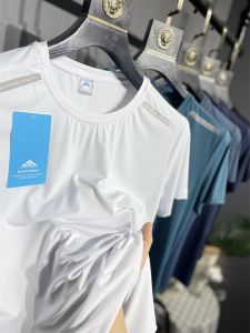 ฤดูร้อน เสื้อยืดแขนสั้นกีฬาพิมพ์ลายสีทึบของผู้ชายเลเซอร์เจาะรู ระบายอากาศได้ดี คอกลมแห้งเร็ว