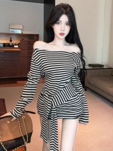 GUZILIAN | Áo thun dài tay American Hot Girl có dây buộc eo kẻ sọc cho nữ thu đông một bên vai áo lót dài vừa phải