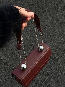 งานแต่งงานสีแดงกระเป๋าใต้วงแขนผู้หญิงกระเป๋าสะพายข้างเพื่อนเจ้าสาวกระเป๋าแฟชั่นกระเป๋าถือดีไซน์ไม่ซ้ำกันสบายๆฤดูใบไม้ผลิ หนัง