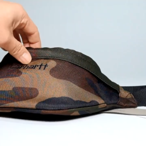 Túi đeo chéo Carhartt màu đen với kích thước 24cm x 15.5cm thiết kế đơn giản có khóa kéo và dây đeo điều chỉnh.