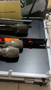 Mic Wireless Hardwell Legendary 1 Handle 1 KM - Receiver 2 Mic Handle Digital Frequensi (Frequensi Bisa Diubah) - Baterai AA - Frequensi UHF - 4 Antena - Jangkauan 1 KM/1 KILO Meter
