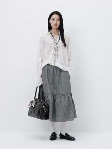 MO&Co. | Chân Váy Caro Đen Trắng Cao Waist Mỏng Nhẹ