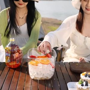 ถังใส่น้ำแข็งพลาสติก PET โถใส่น้ำแข็ง มีที่หิ้ว ขนาด 21.6x18.7x16.7 cm. พร้อม ที่คีบ - 1 รายการ