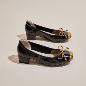 รองเท้าส้นหนาผู้หญิงแบบสวมสบาย สไตล์ฝรั่งเศส หนังแท้ สีดำ สำหรับฤดูใบไม้ผลิและฤดูใบไม้ร่วง รองเท้าส้นสูงแบบผูกโบว์ลายผีเสื้อสำหรับคุณย่า