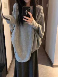 French เรียบหรู แขนค้างคาวไม่สมมาตร เสื้อผ้าถัก หลวม แขนยาวสไตล์ขี้เกียจ เสื้อท่อนบน สําหรับผู้หญิง ฤดูใบไม้ร่วง 2024 สินค้าใหม่