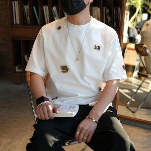 เสื้อยืดแขนสั้นผู้ชาย ทรงหลวม สไตล์ฮ่องกง ทรงลำลอง ดีไซน์ปักลาย แฟชั่นฤดูใบไม้ผลิ ผ้าผสมคอตตอนและโพลีเอสเตอร์