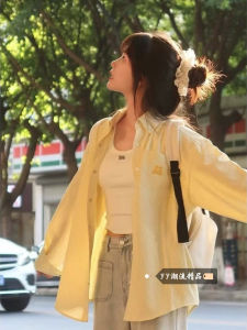 เสื้อเชิ้ตผู้หญิงลายทางสไตล์เกาหลีย้อนยุค ทรงหลวม แขนยาว ปกโปโล ป้องกันแสงแดด สีเหลือง ฤดูใบไม้ร่วง 2025 ฤดูใบไม้ร่วง