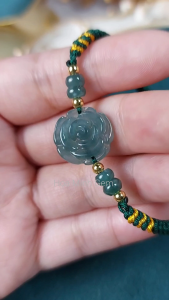 Vòng tay chỉ thắt handmade viên chủ Cẩm Thạch kiểu Hoa Mẫu Đơn Cẩm thạch bánh xe vừa mọi ni tay | Hoa Minh Gem