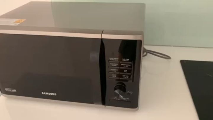 Lò vi sóng có nướng Samsung MG23K3515AS/SV dung tích 23 Lít, sản xuất Malaysia
