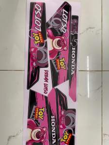 Bộ tem dán xe Dream gấu hồng hàng nhập Thái Lan thiết kế chất lượng cao dành trang trí riêng cho dòng xe này tem in lụa màu sắc rất đẹp và bền giá bán cực tốt bán lẻ như bán sỉ