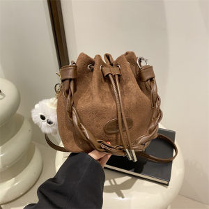 ทันสมัย กระเป๋าทรงถังเล็ก ผู้หญิง กระเป๋าสะพายข้าง Quality Sensation 2024 ฤดูใบไม้ผลิ ฤดูร้อน กระเป๋าถือกระเป๋าเดินทาง