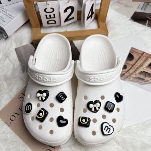 10ชิ้น/เซ็ต Crocs Jibbilz ครีมที่ถอดออกได้รองเท้าเรซินหัวเข็มขัดหัวใจปมผีเสื้อดอกไม้ประดับตกแต่งรองเท้าสำหรับ Crocs