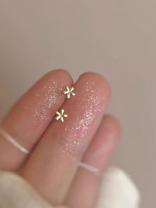 Elegant Small Flower Stud Earrings for Women Fashionable Minimalist Design Sleep Friendly Versatile Compact Female Jewelry