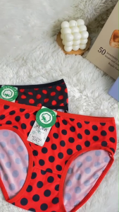 กางเกงในผู้หญิงผ้าคอตตอนลายจุดสีแดงบนพื้นดำ ทรงเต็มตัวใส่สบาย ระบายอากาศดี