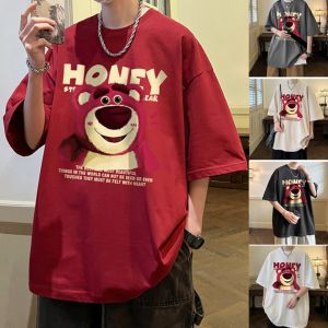 VFASION สูงสำหรับชาย เสื้อยืดแขนสั้น ลายหมีสตรอเบอร์รี่ เรโทร แฟชั่นฤดูร้อน เซลล์ทรงหลวม