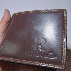 Dompet laki-laki model tidur berbahan kulit sapi