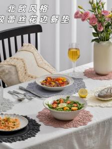 แผ่นรองอาหารแบบฝรั่งเศส แผ่นรองแก้วแบบย้อนยุค แผ่นรองแก้วแบบบาโรก ขอบลูกไม้ แผ่นรองจาน ทนความร้อนสูง ป้องกันความร้อน