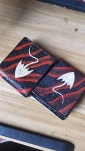 กระเป๋าสองพับสั้น หนังปลากระเบน ลายคลื่นนํ้า และ มีรูปปลากระเบนสีขาวติดอยู่