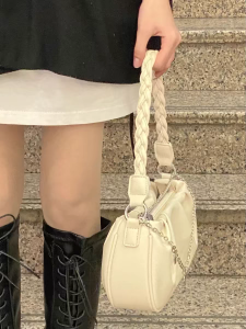 ฤดูร้อน 2024 สไตล์เกาหลีสไตล์ใหม่ Cloud Pack กระเป๋าสะพายข้างสําหรับเยาวชนสบายๆซิปปิดพื้นผิวหนังเทียม