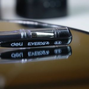 Deli Pulpen Gel / Gel Pen 0.5 mm Nyaman Digenggam EG65