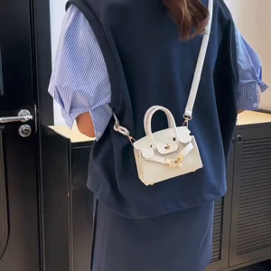 MOUSSON  แฟชั่นใหม่ฤดูร้อนสไตล์ตะวันตกลิ้นจี่เทรนด์เรียบง่ายกระเป๋า Kaili กระเป๋าสะพายข้างสะพายไหล่กระเป๋าแพลตตินั่ม