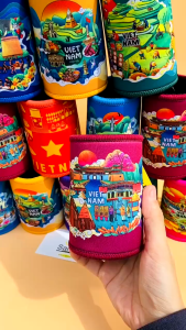 Bao giữ nhiệt bia lon nước Stubby Holder quà tặng lưu niệm Việt Nam