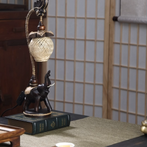 บรรยากาศความรู้สึกโบราณช้างตกแต่งโคมไฟตั้งโต๊ะไม้เนื้อแข็งไม้ไผ่สานห้องนอนโฮมสเตย์ร้านนวดตู้ข้างเตียงสร้างสรรค์โคมไฟเตียง