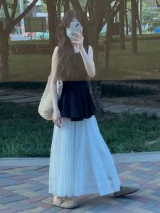 SUSIEYUAN | ชุดเสื้อกั๊กและกระโปรงสั้นสไตล์เกาหลีสำหรับผู้หญิงในช่วงฤดูร้อนปี 2025 ชุดสองชิ้นแบบลำลอง เสื้อแขนกุดคอตุ้ม