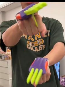 Kissdora Creative Carrot Wolverine Claw For Kids Scalable Retractable Carrot Claw Decompression Toy