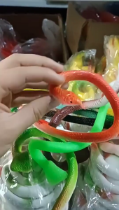 (Ngẫu Nhiên) Rắn Giả Cao Su Nhiều Màu Cuộn Tròn – Đồ Chơi Hù Dọa Vui Nhộn Trang Trí Mới Nhất 2026