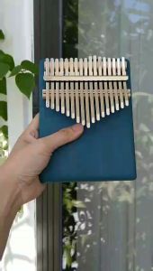 Đàn kalimba 17 phím màu xanh QUYNHLEMO hình chữ nhật tặng kèm phụ kiện.