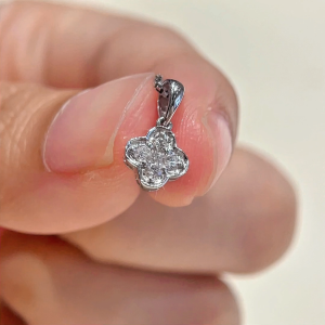 LAZO DIAMOND Clover Dream Diamond Pendant in 375/9K White Gold