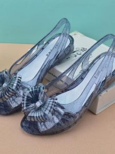 รองเท้าแตะพลาสติกผู้หญิงทรงปากปลาทรงหัวเข็มขัดผีเสื้อสไตล์เกาหลีฤดูร้อนปี 2024 ส้นเตี้ย หัวเข็มขัดผีเสื้อ