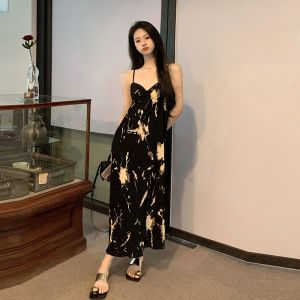 ชุดเดรสยาวลายดอกไม้สีกรมท่าสไตล์ฝรั่งเศสสำหรับผู้หญิงในช่วงฤดูร้อนปี 2025 ชุดเดรสยาวชายหาดสไตล์ใหม่จากยูนนาน