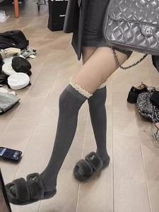 ถุงเท้าผู้หญิงทรงยาว สไตล์วิทยาลัย Miu ลายขอบจีบ ถุงเท้าข้อสูง เอวสูง ทรงสลิมฟิต เอวกลาง ฤดูใบไม้ผลิ 2024