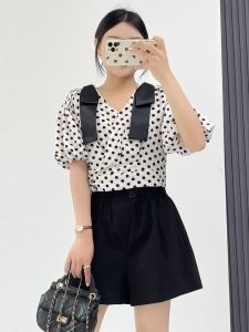 เสื้อเชิ้ตแขนสั้นผู้หญิงฤดูร้อน ทรงหวาน ลายจุด เสื้อเชิ้ตแขนพองปม คอวี ผ้าโพลีเอสเตอร์ ความยาวปกติ