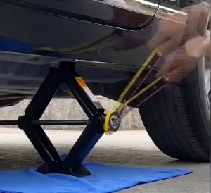 Heavy-Duty 3 Ton Mechanical Scissor Jack Equipped With Free Socket Wrench And Wheel Nut/Bolt Jack