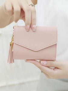 Ví Cầm Tay Nhỏ Gọn Dành Cho Nữ Màu Đen Thời Trang Có Khóa Cài Màu Vàng Và Chi Tiết Tua Rua Chất Liệu Da PU Nhẹ Nhỏ Gọn.