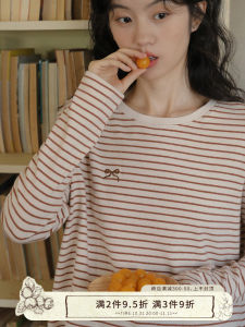 เสื้อยืดผู้หญิงปักลายผีเสื้อสีแดง แขนยาวหลวมๆ ฤดูใบไม้ผลิ ฤดูใบไม้ร่วง เสื้อผ้าทำงานสไตล์ย้อนยุค แฟชั่นลำลอง