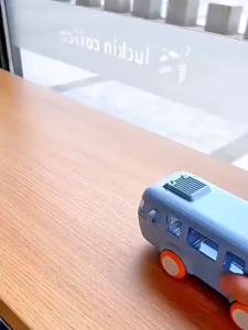 【รับประกันสินค้า】ขวดน้ำเด็ก 500ml พกพาสะดวก วัสดุเกรดอาหาร มีสายสะพายปรับระดับ + ของเล่นรถไฟหมุนได้ กันรั่ว100%