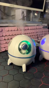 Máy xông tinh dầu minitích hợp đèn ngủmáy phun sương phi hành gia dễ thương 220MLđèn led nhiều màu sắc cực đẹp