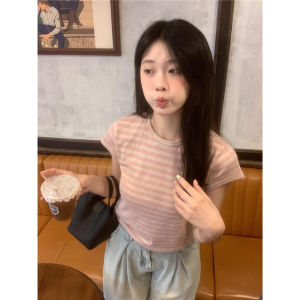 เสื้อยืดแขนสั้นผู้หญิงทรงเข้ารูปสไตล์ลำลองฤดูร้อนใหม่ ทรงเข้ารูป แฟชั่นสำหรับนักเรียน เสื้อผ้าทำงานแบบลำลอง