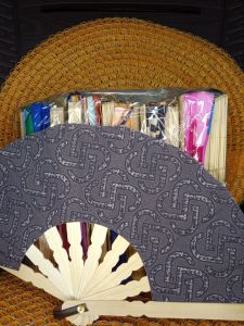 VANIA SOUVENIR..SOUVENIR KIPAS BATIK SEDANG SOUVENIR PERNIKAHA BATIK KEMAS PLASTIK ISI 50 PCS UKURANN KIPAS 20 CM