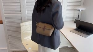 Tas Selempang Wanita Kekinian 2023 Simple Branded Terbaru