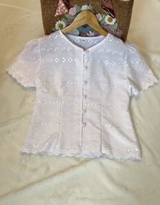 เสื้อลูกไม้ ผ้าผกากรอง แขนสั้น สีขาว ใส่สะบาย คอกลมมีกระดุมหน้า เข้ารูป ใส่สบาย{M"34-35"/L"36-37"/XL"38-40"}มีสินค้าพร้อมจัดส่ง 🚚