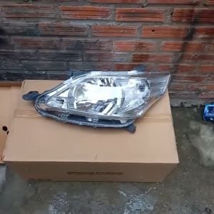 Đèn pha Toyota Innova 2012-2015 chính hãng 81170-0K520 81130-0K520 Mã sản phẩm: 81170-0K520 81130-0K520 Thương hiệu: Toyota Motor Xuất xứ: Indonesia