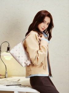 Multiple Ways To Carry Handbag